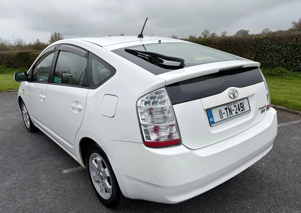 Toyota Prius Hybrid Synergy Drive 2011 - Image 3