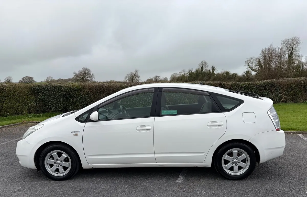 Toyota Prius Hybrid Synergy Drive 2011 - Image 4