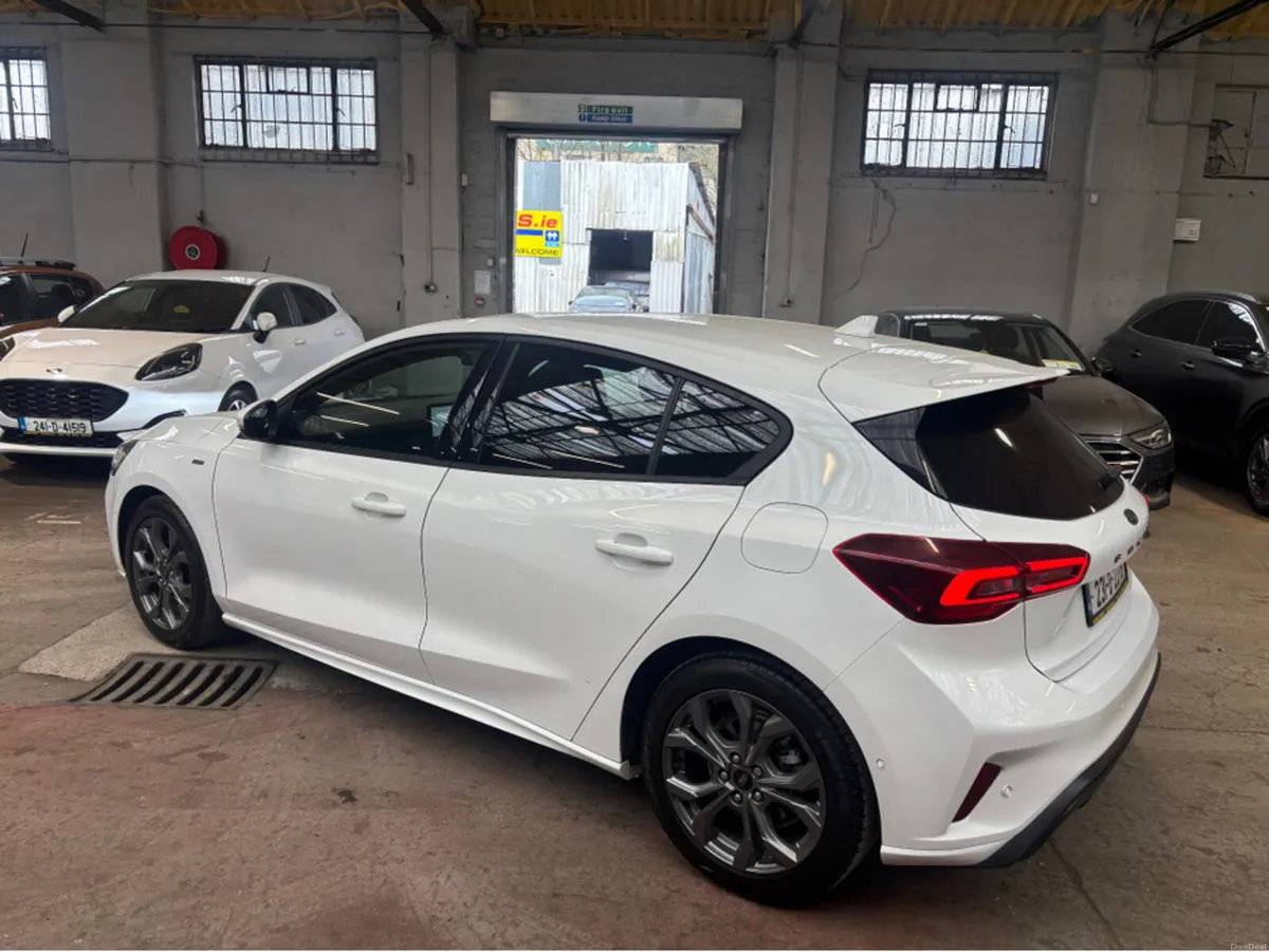 Ford Focus ST-LINE 1.0T 125 M6 FWD 4DR - Image 2