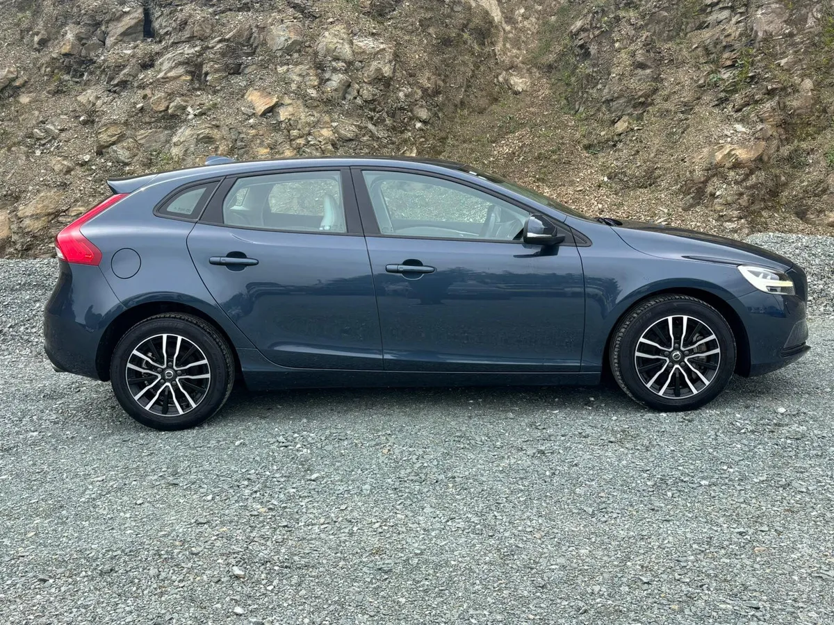 2019 VOLVO V40 *LOW MILEAGE*  AUTOMATIC - Image 2