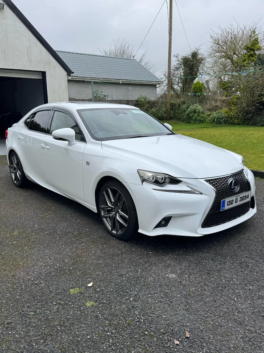 Lexus is300h f-sport - Image 2