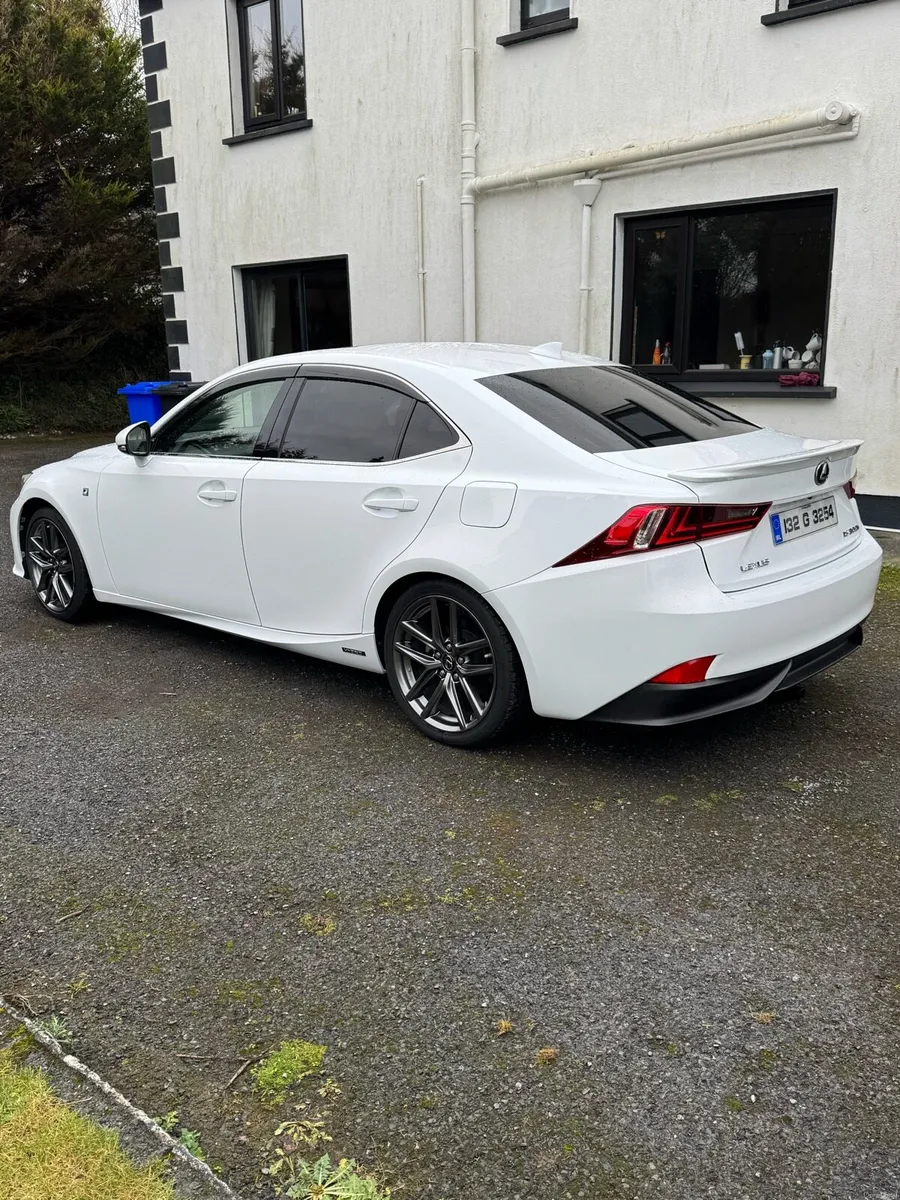 Lexus is300h f-sport - Image 3