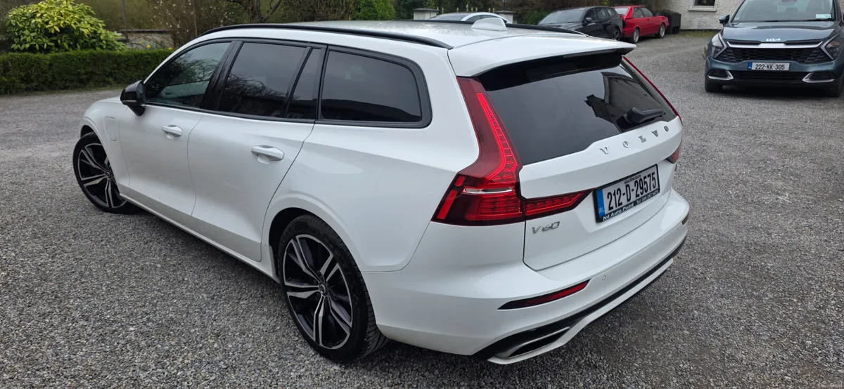 Volvo V60 2021 R DESIGN T6 350BHP - Image 5