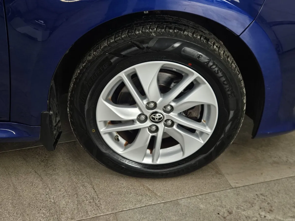 211 TOYOTA YARIS 1.5 PETROL HYBRID - Image 3