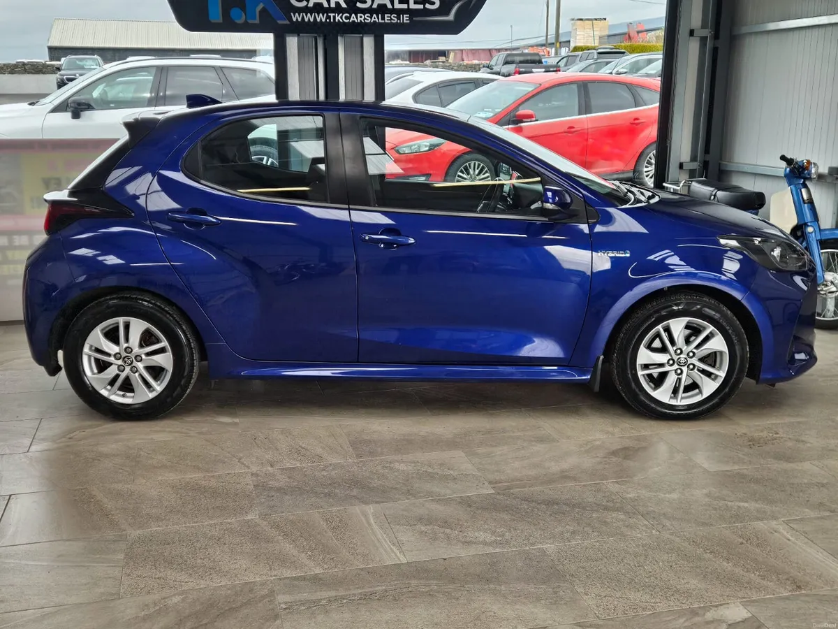211 TOYOTA YARIS 1.5 PETROL HYBRID - Image 2