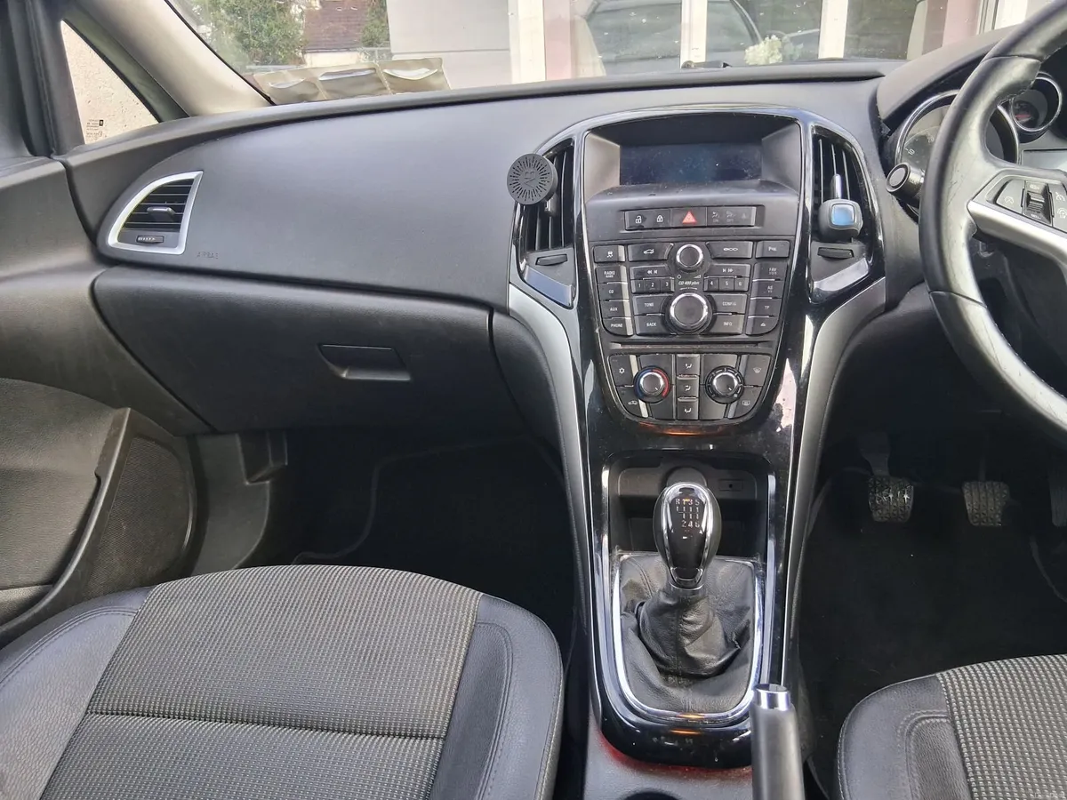 Opel Astra 2015 - Image 2