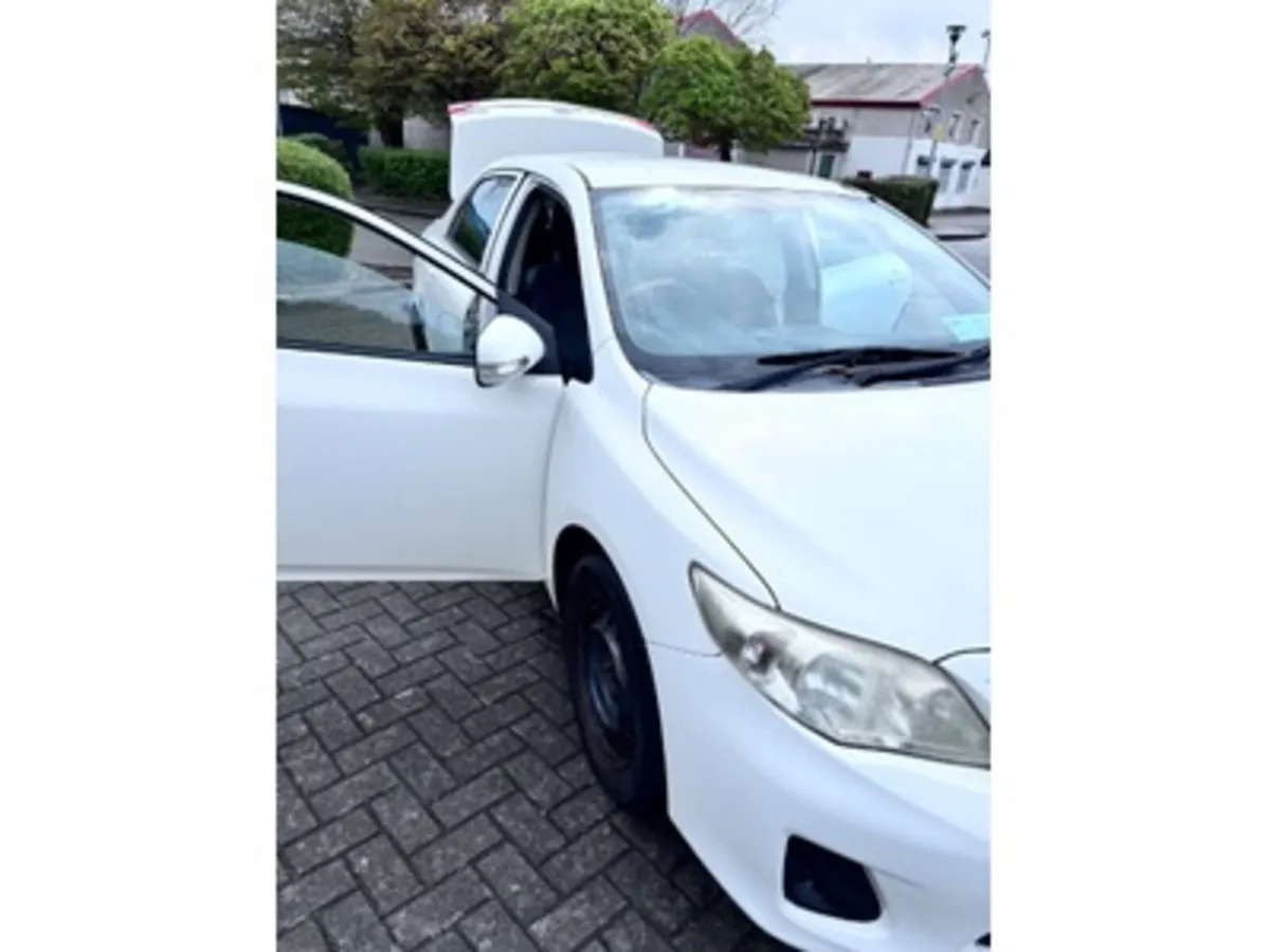 Toyota Corolla 2011 - Image 2