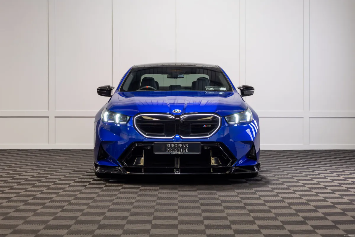 2025 BMW M5 (G90) *Pan Roof - Image 2