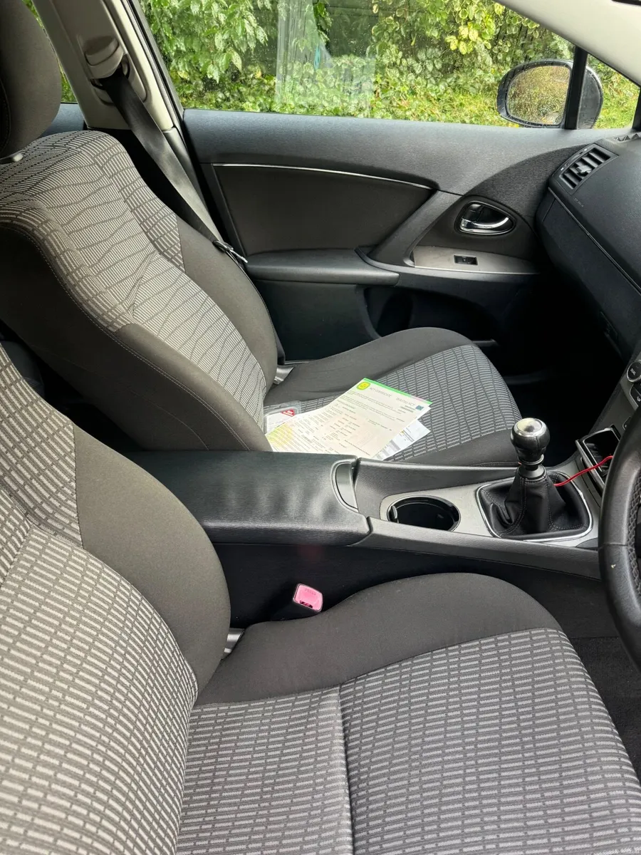 Toyota Avensis 2011 - Image 4