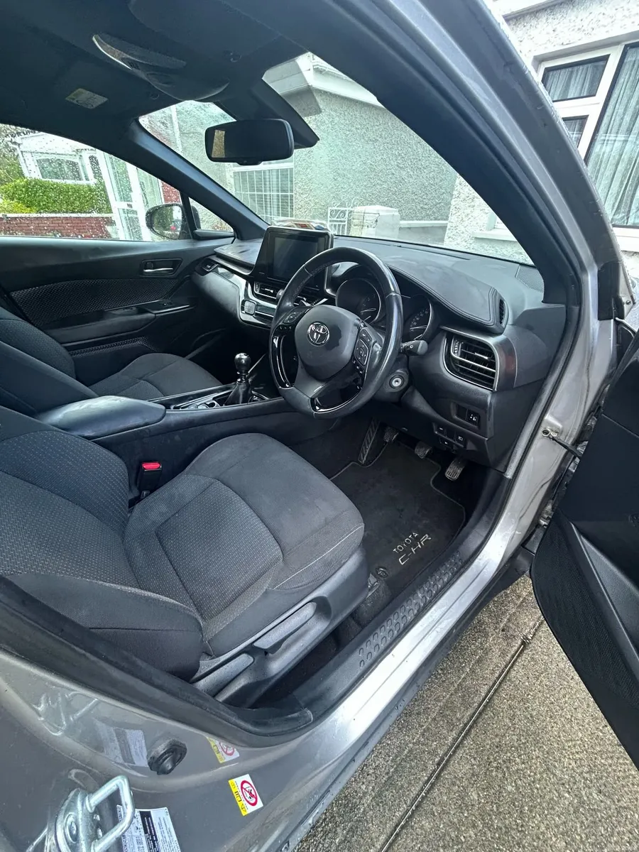 Toyota C-HR 2017 - Image 2
