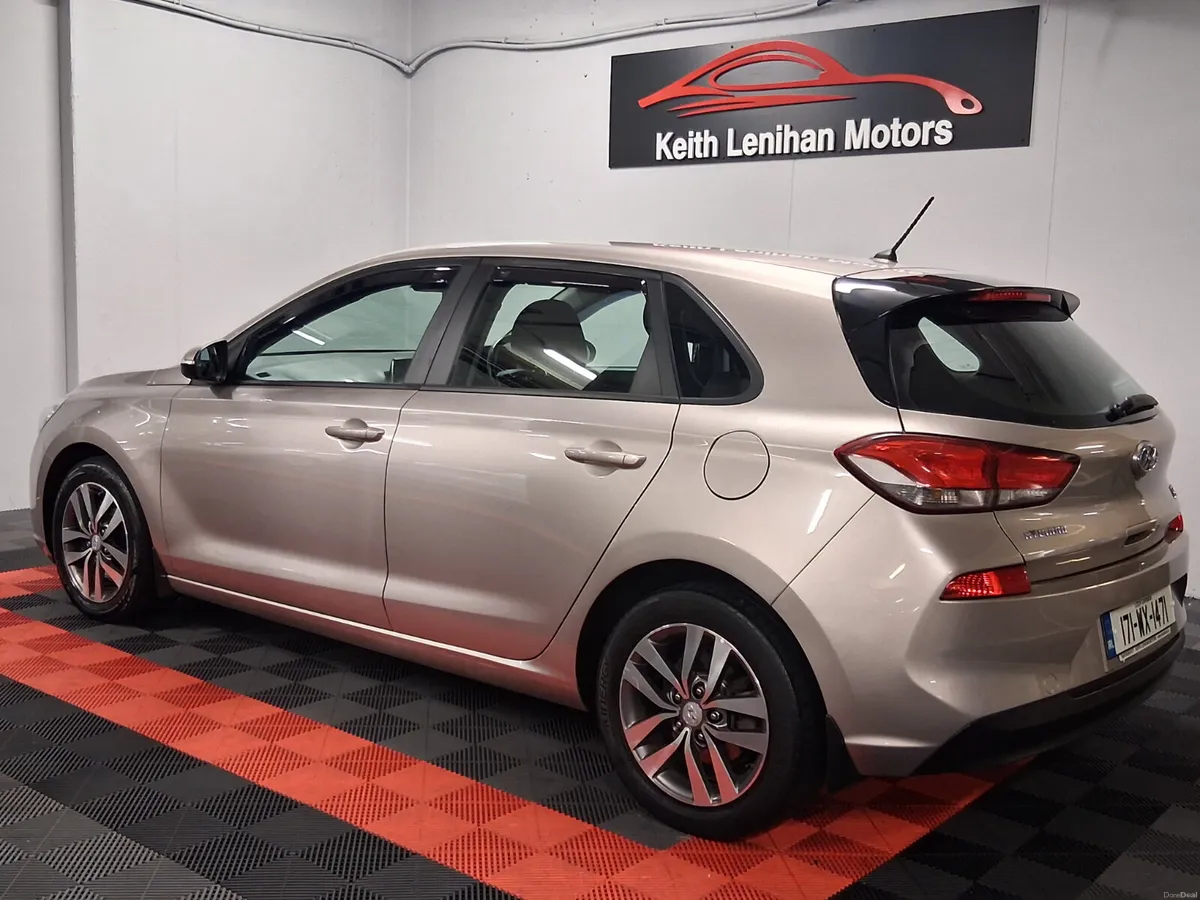 2017 Hyundai i30 **DELUXE** - Image 3