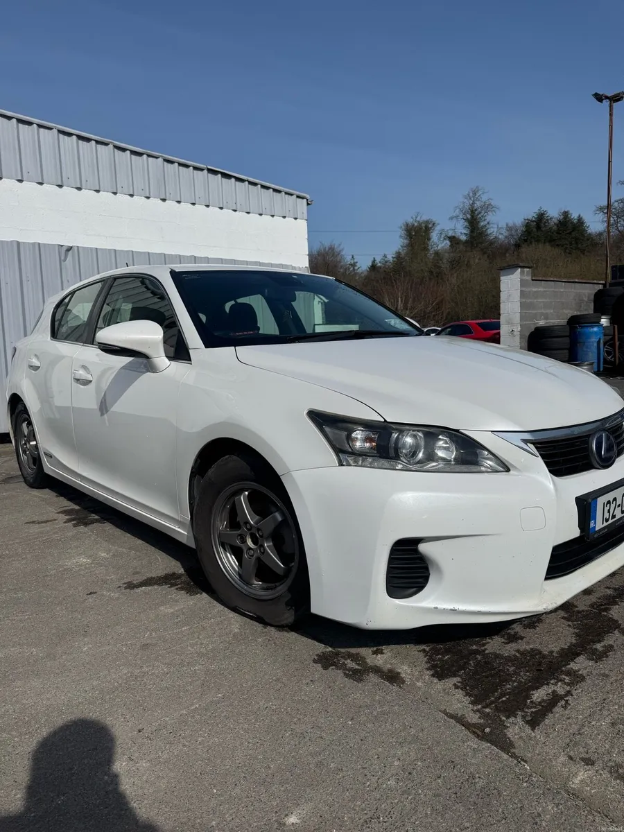 Hybrid Lexus CT200h - Image 2