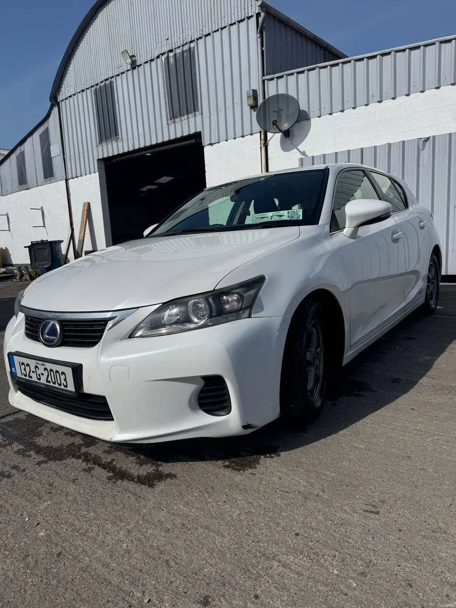 Hybrid Lexus CT200h - Image 3