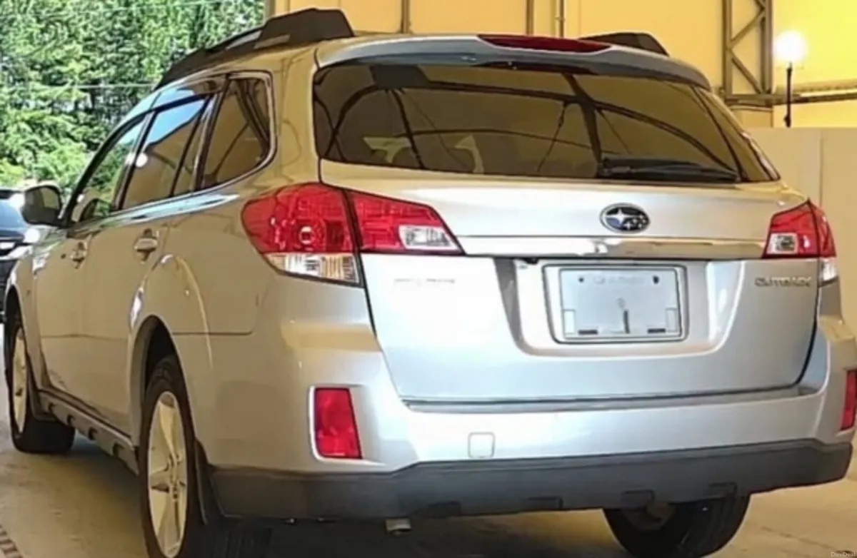 Subaru Legacy. 2.5. Petrol. Automatic. 2014. AWD - Image 2