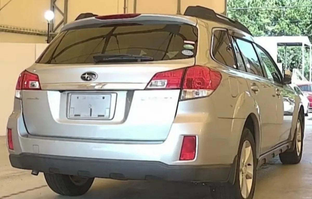 Subaru Legacy. 2.5. Petrol. Automatic. 2014. AWD - Image 4