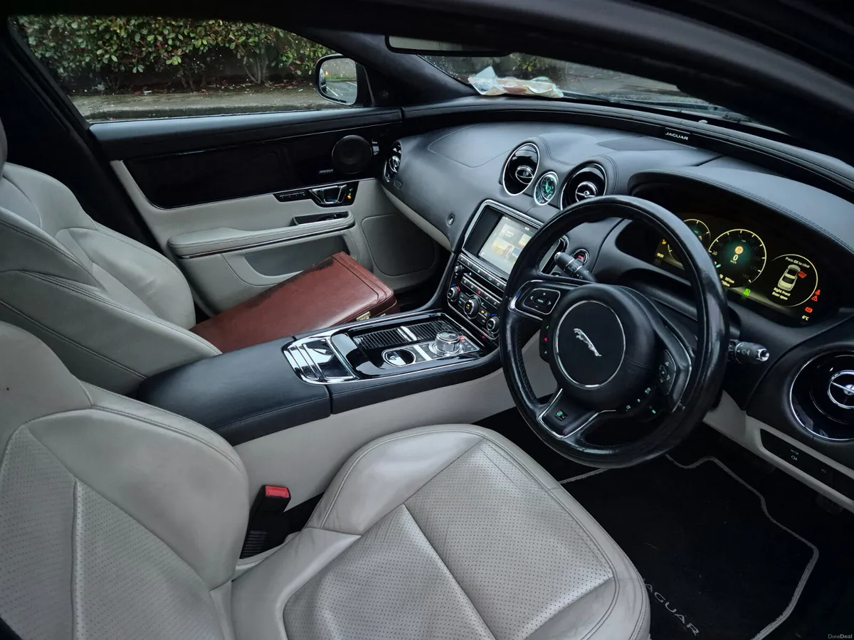Jaguar XJ 2016. 3.0 Diesel. R Sport. - Image 6