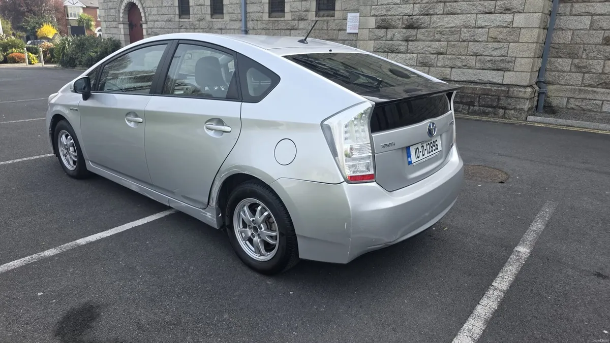 Toyota Prius 5DR Automatic - Image 4