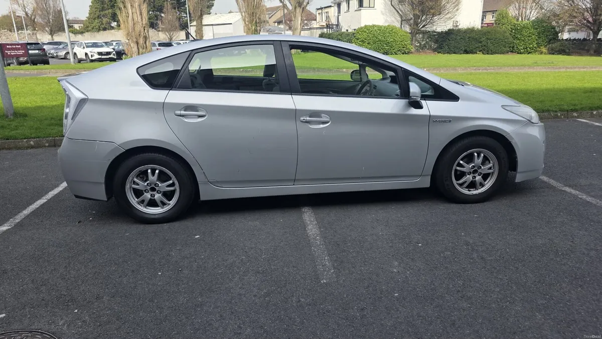 Toyota Prius 5DR Automatic - Image 2