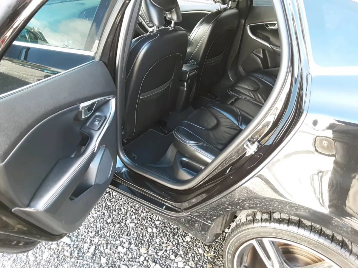 Volvo v40  D2   R Design - Image 3