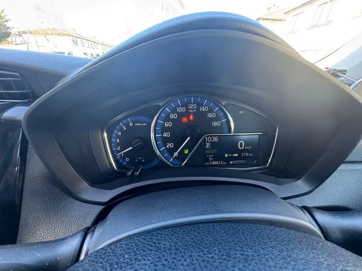 Toyota Corolla axio - Image 4