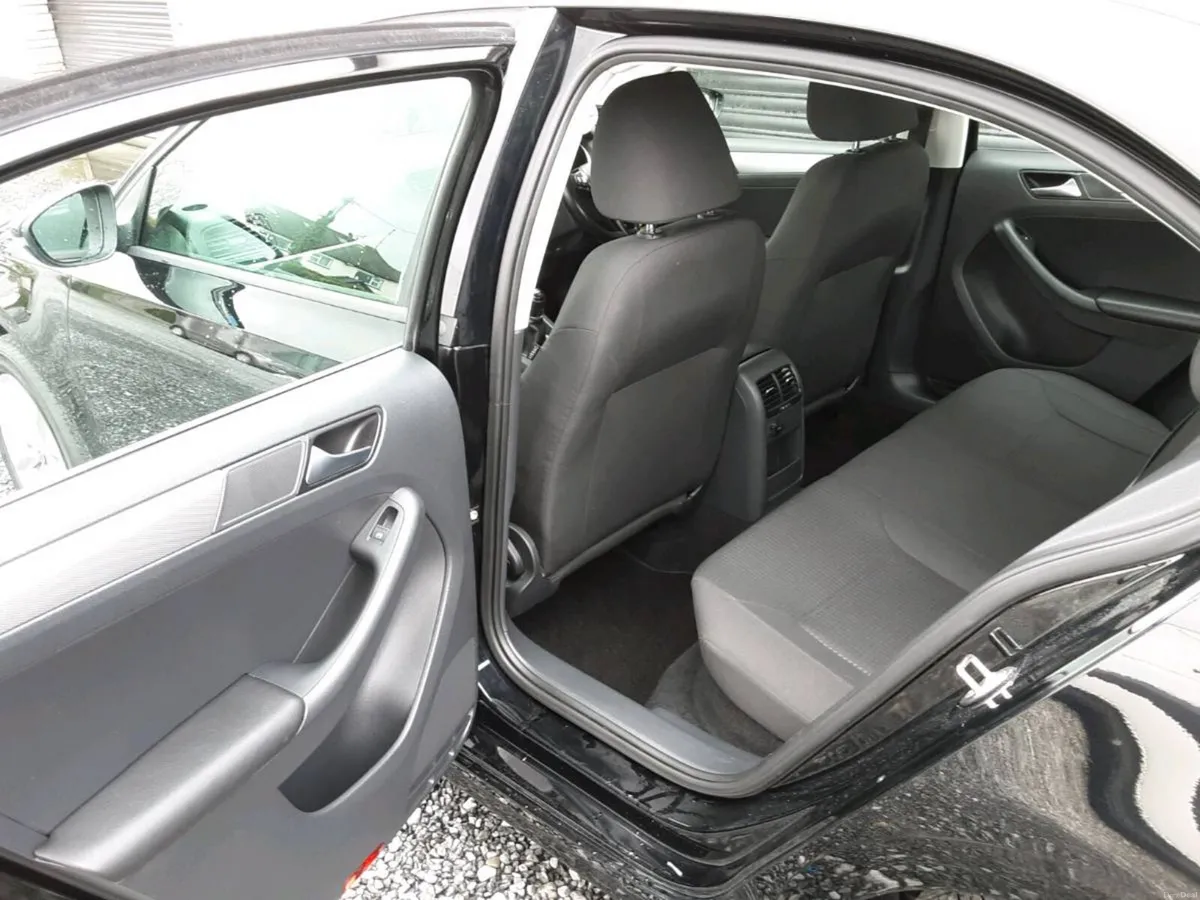 Volkswagan Jetta 2015  Low mileage - Image 4