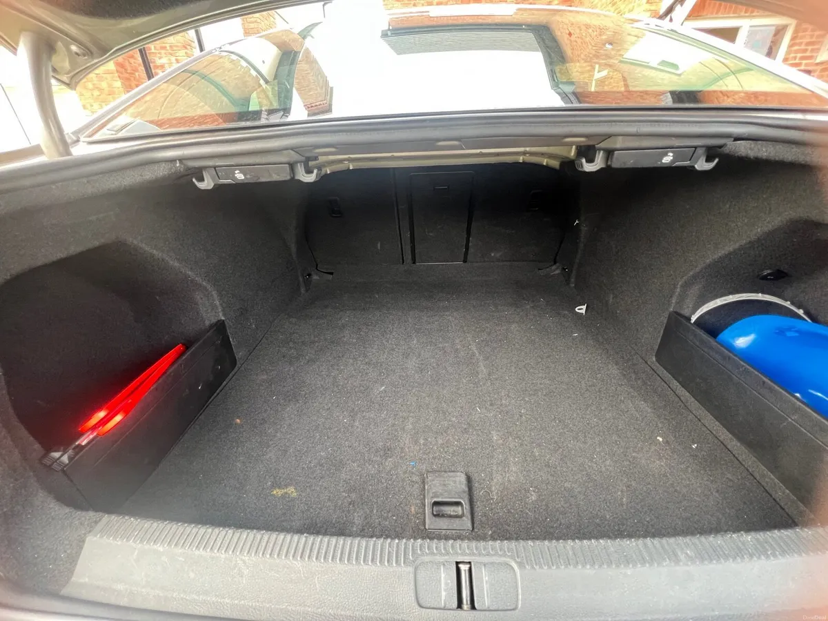 Volkswagen Passat 2012 - Image 2