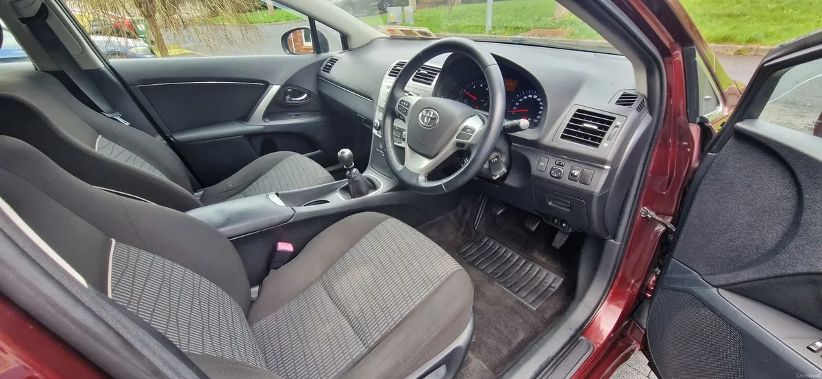 Toyota Avensis 2012 - Image 2