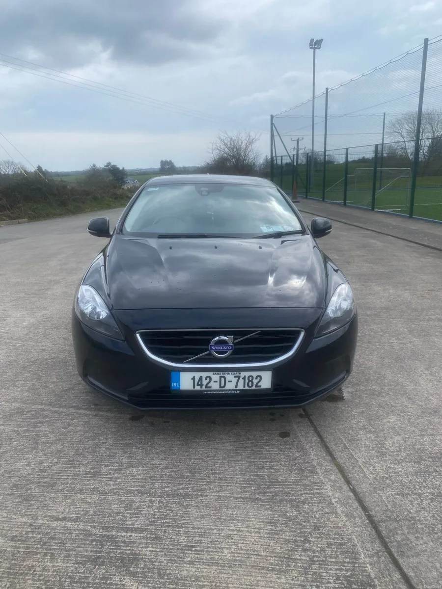 Volvo v40 - Image 2
