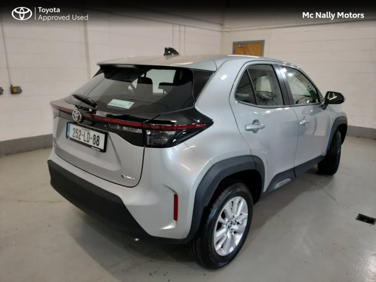 Toyota Yaris Cross HYBRID LUNA 3 FREE SERVICES - Image 3