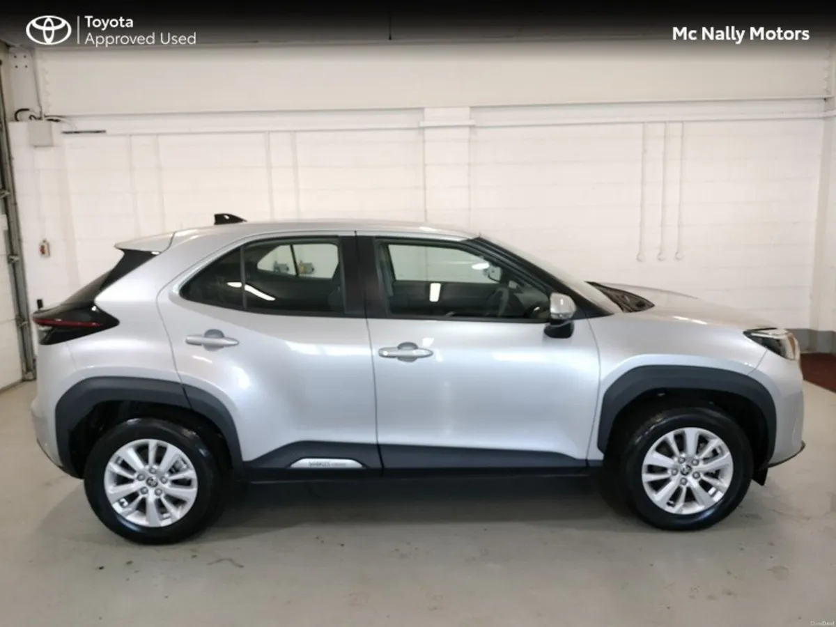 Toyota Yaris Cross HYBRID LUNA 3 FREE SERVICES - Image 4