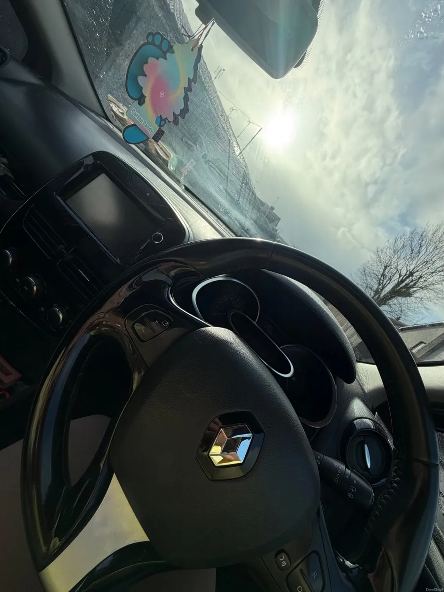 Renault Clio 2017 8200 - Image 3