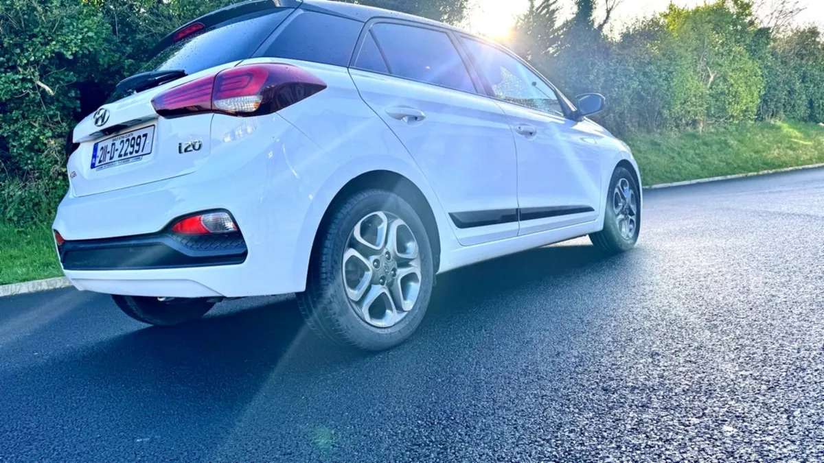 Hyundai / i20 / Active Deluxe Plus TWO Tone 5DR - Image 2