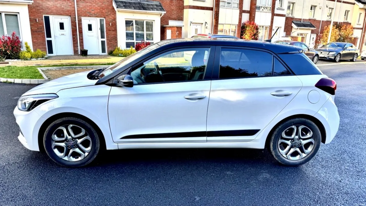 Hyundai / i20 / Active Deluxe Plus TWO Tone 5DR - Image 4