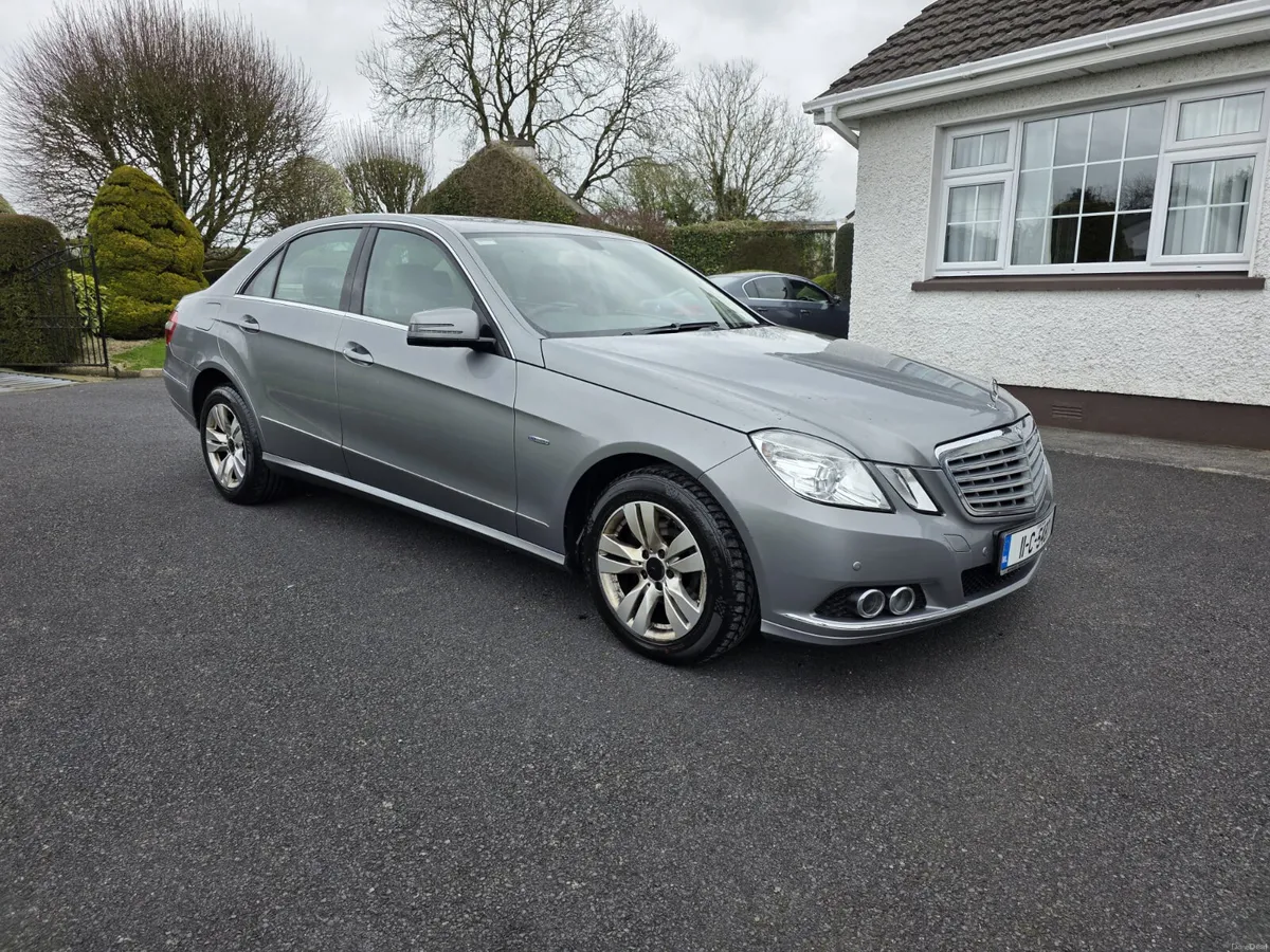 MERCEDES-BENZ E200..ELEGANCE..LOW MILES - Image 4