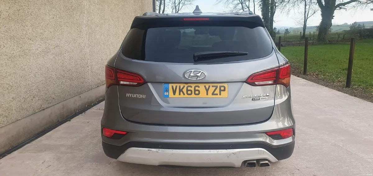 Hyundai Santa Fe 2017 - Image 2