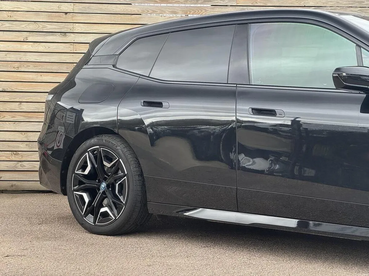221 BMW iX 40 Xdrive 40 - Image 4