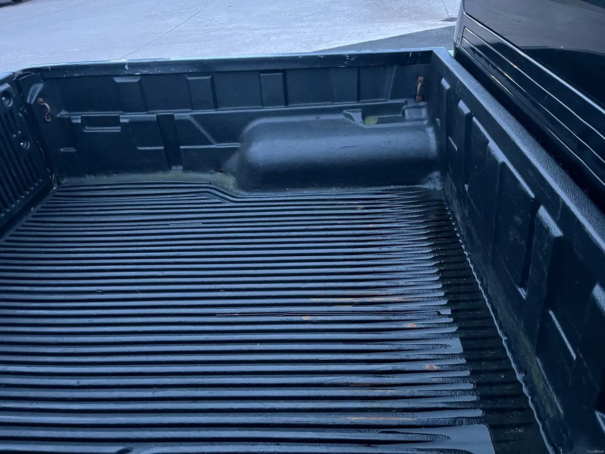 Toyota Hilux invincible D 4X4 - Image 3