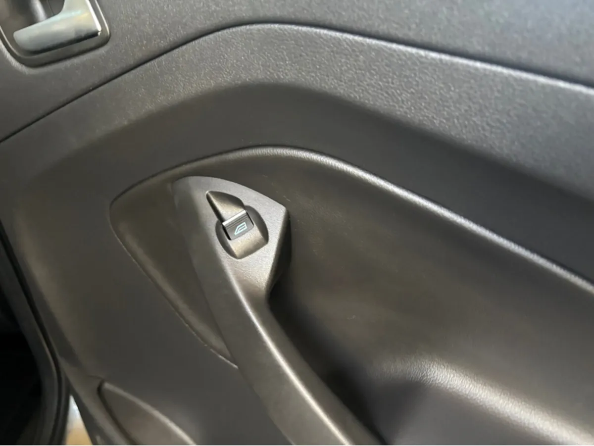 Ford Kuga TITANIUM 2.0 150PS PWR SH SHFT AW - Image 4