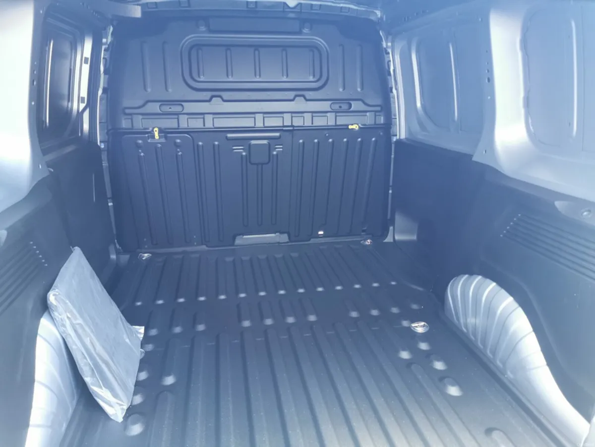 Citroen Berlingo LX PLUS BLUEHDI 100 MWB 650KG - Image 3