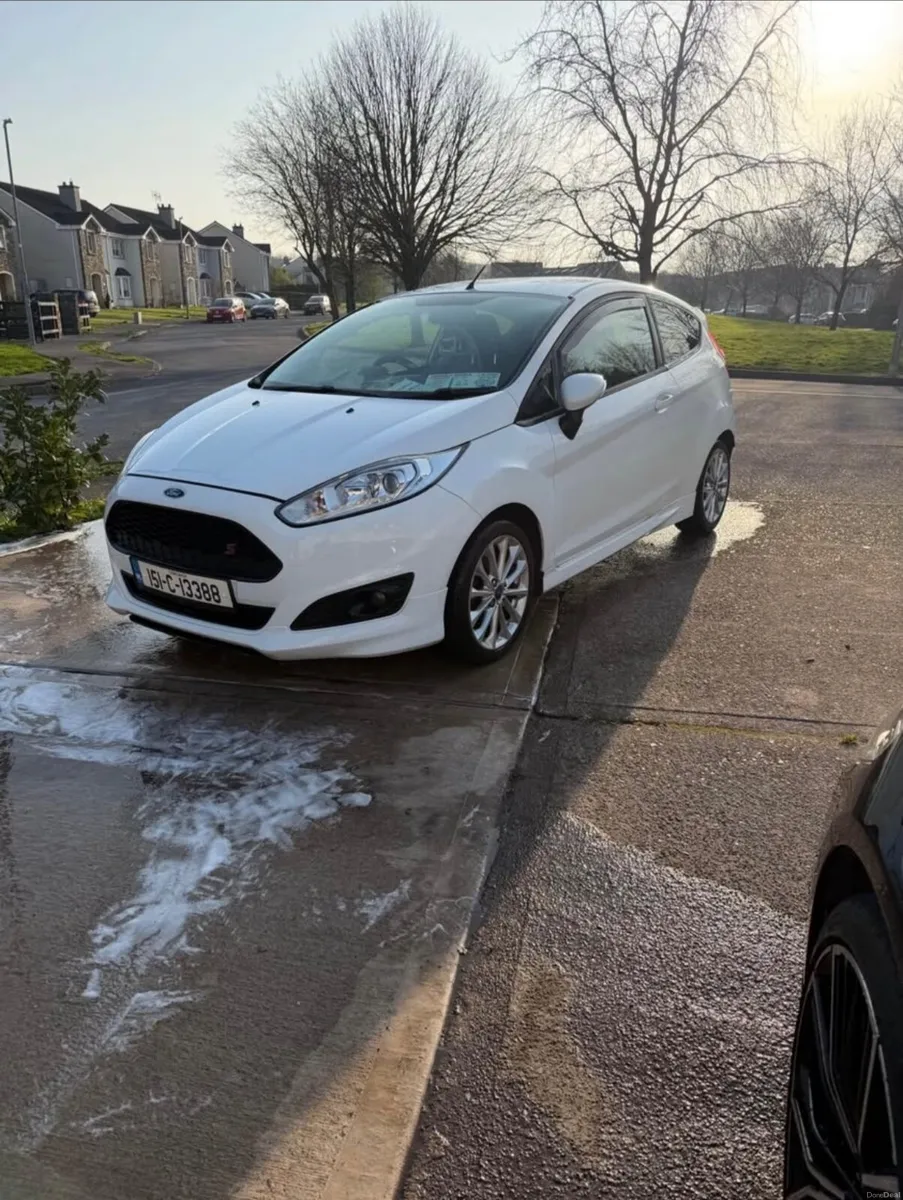 Ford Fiesta 2015 - Image 2