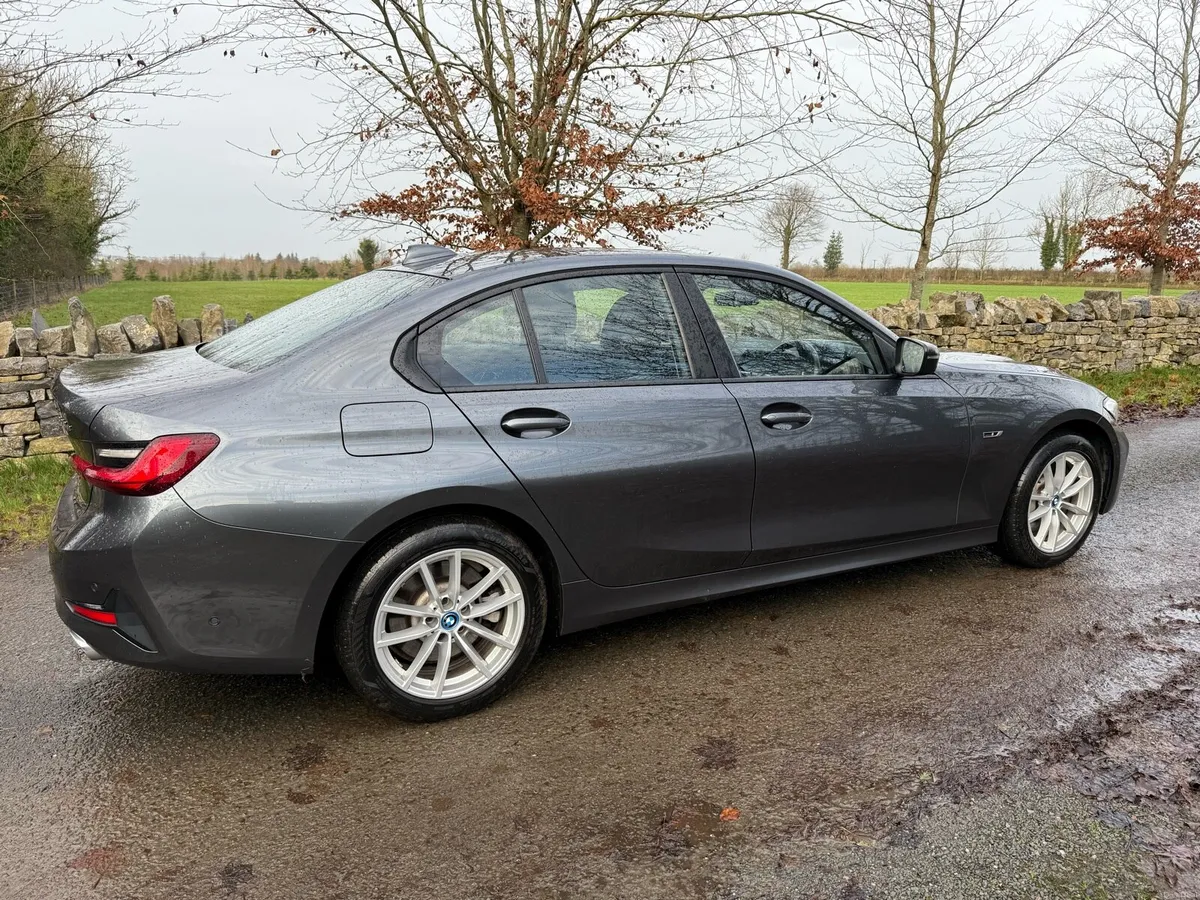 212 BMW 330e Pro Auto - Image 3