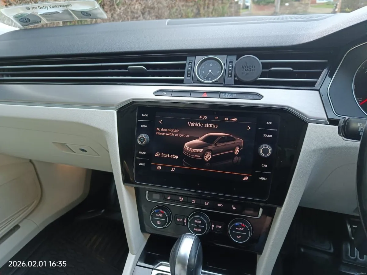 Volkswagen Passat 2015 - Image 2