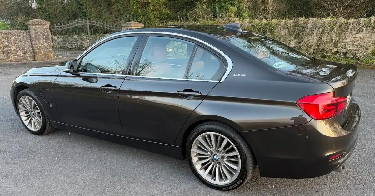 BMW 3 Series 330e Luxury Line - Image 4