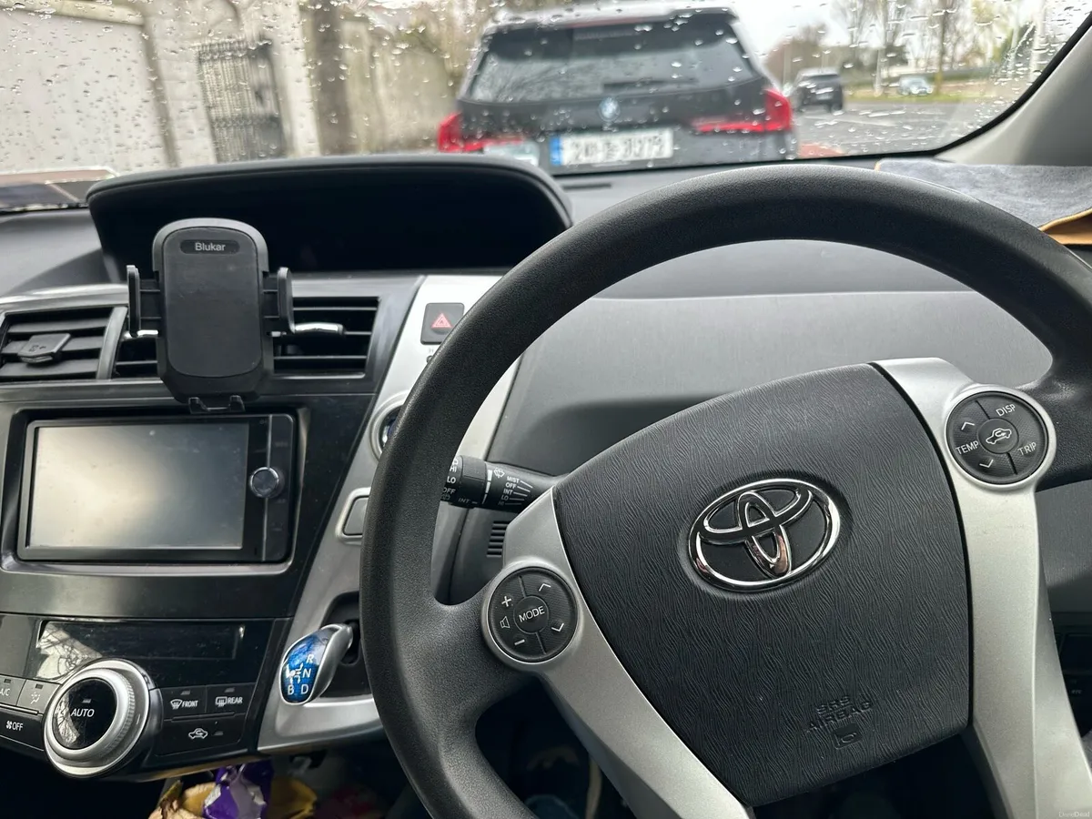 132 Toyota Pruis alpha - Image 2