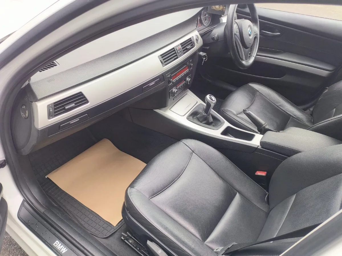 BMW 3-Series 2011 - Image 3