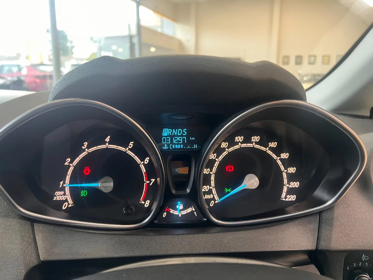 AUTOMATIC Only 31,000 Kms One Owner Full Service H - Image 3