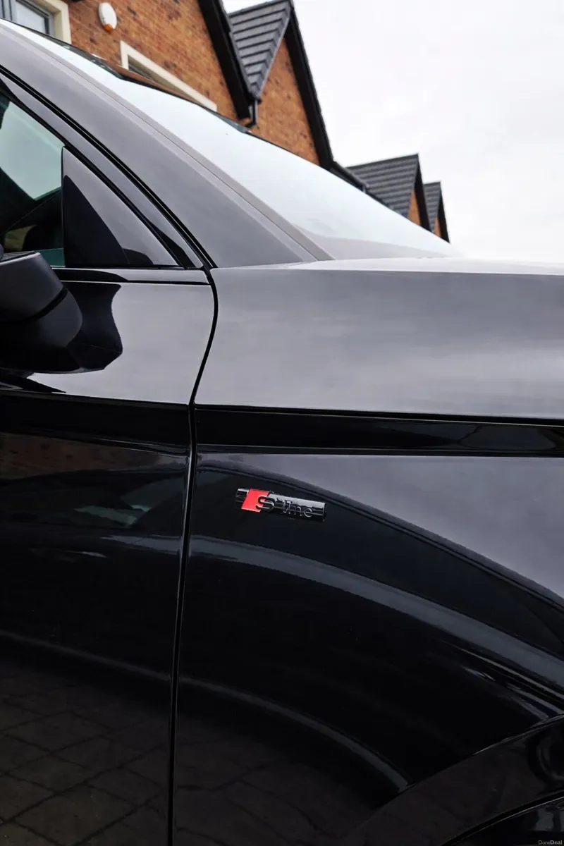 2022 Audi Q5 PHEV Black Edition S Line – Edition 1 - Image 3