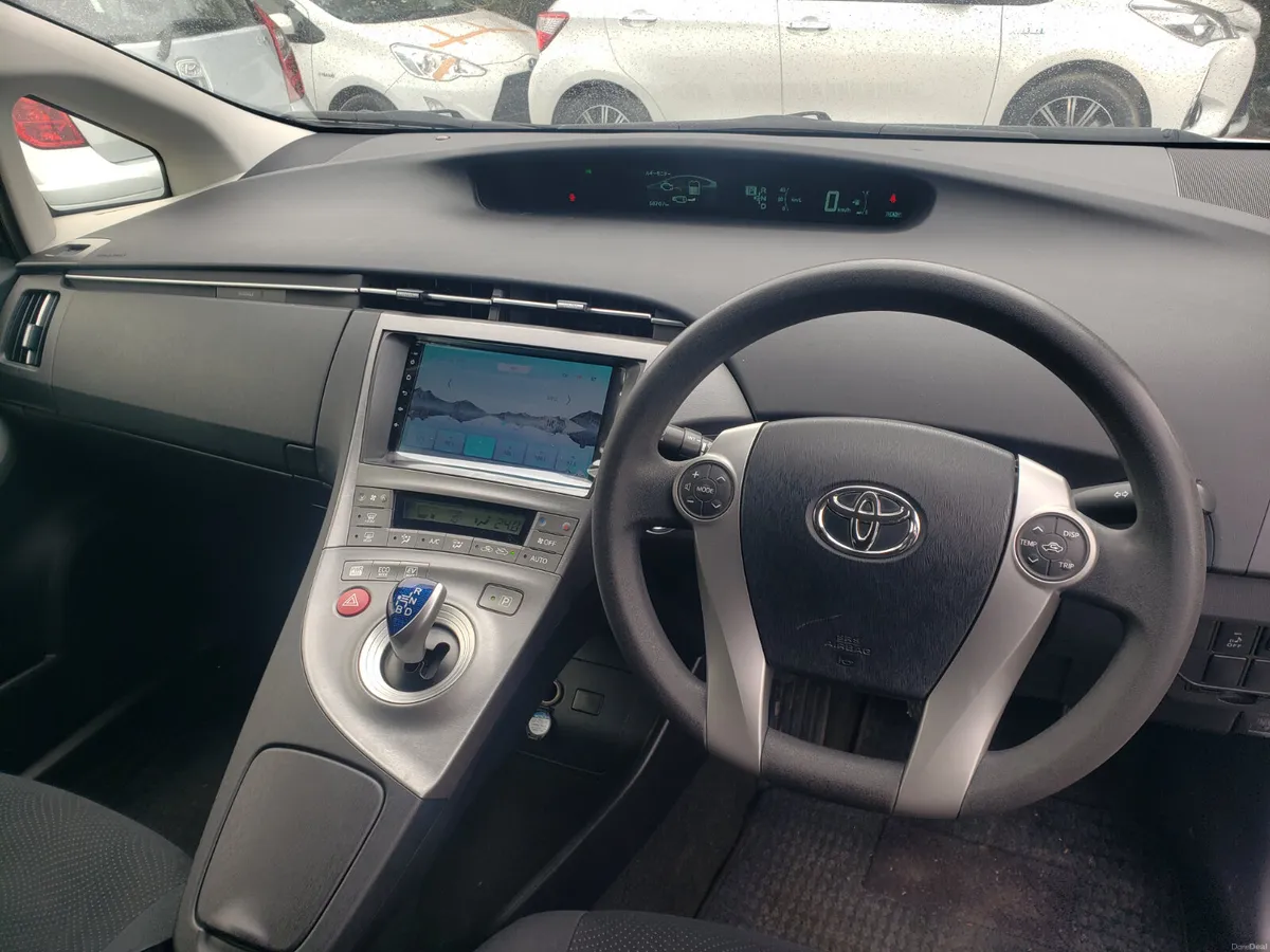 Toyota Prius 2015 - Image 2