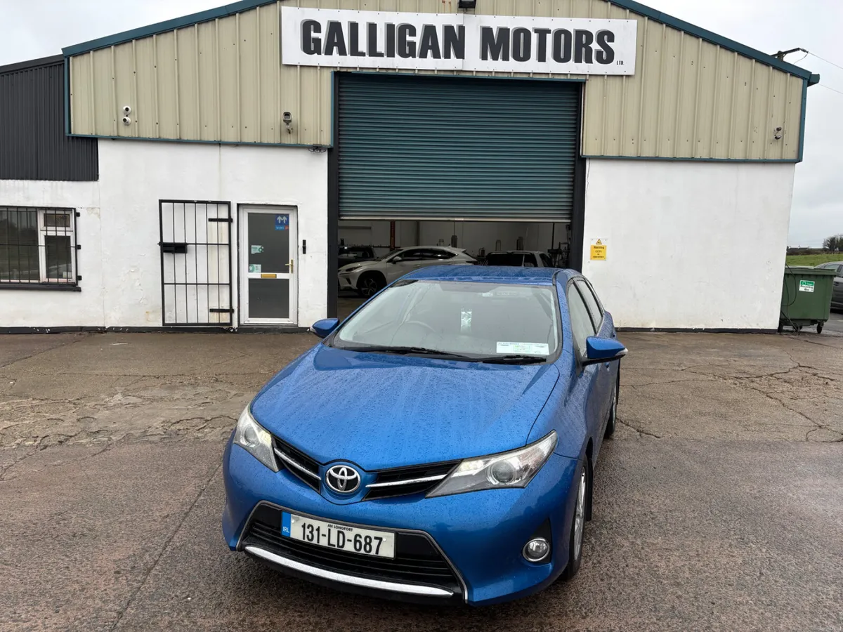 Toyota Auris 2013 - Image 2