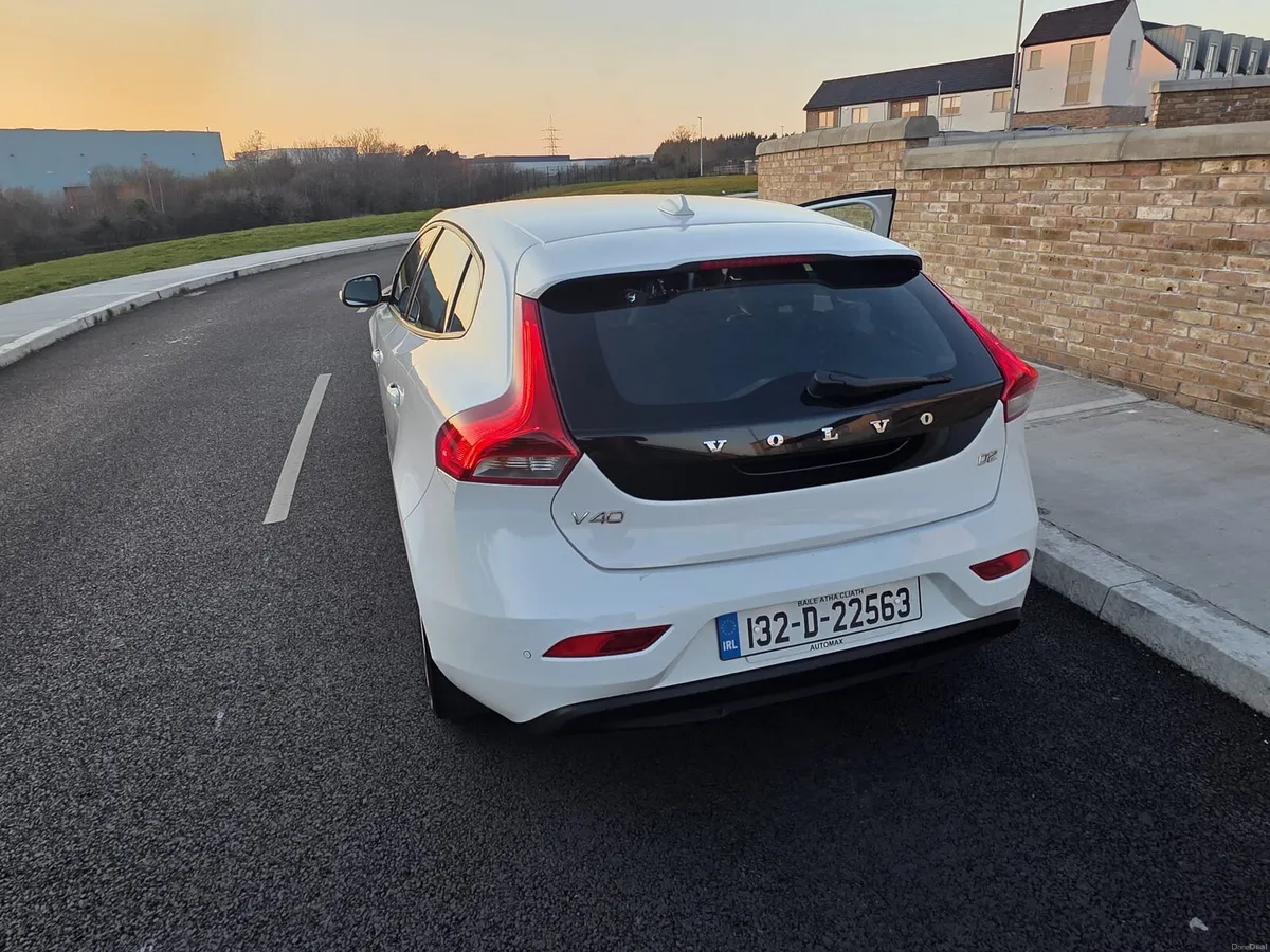 Volvo V40 - Image 2